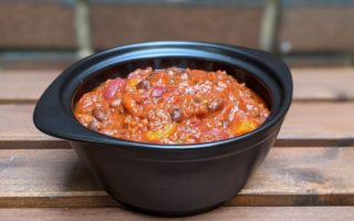 chili con carne aux légumineuses dans un bol noir