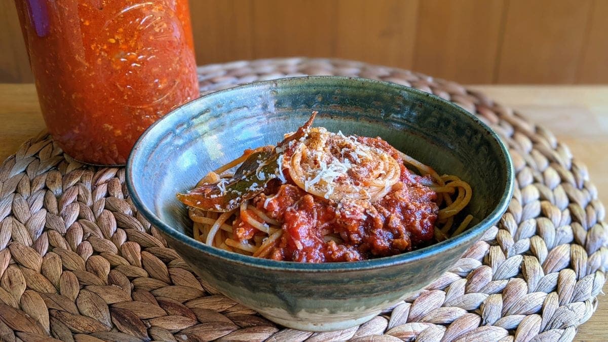 sauce bolognaise dans un pot et bol