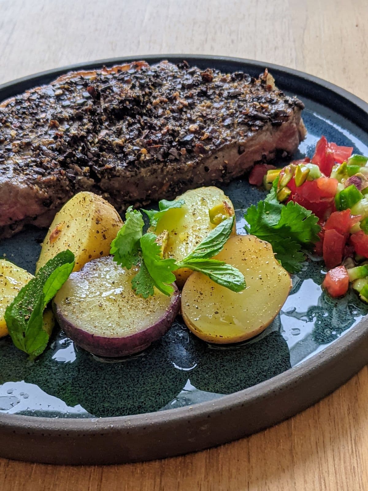 Steak au poivre sur assiette bleue