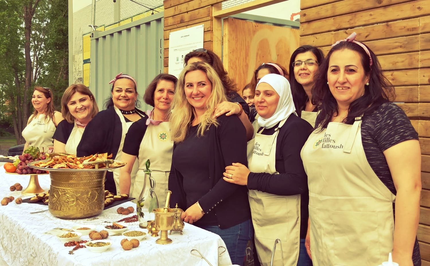 Des sourires du groupe de femmes syriennes qui forment Les Filles Fattoush