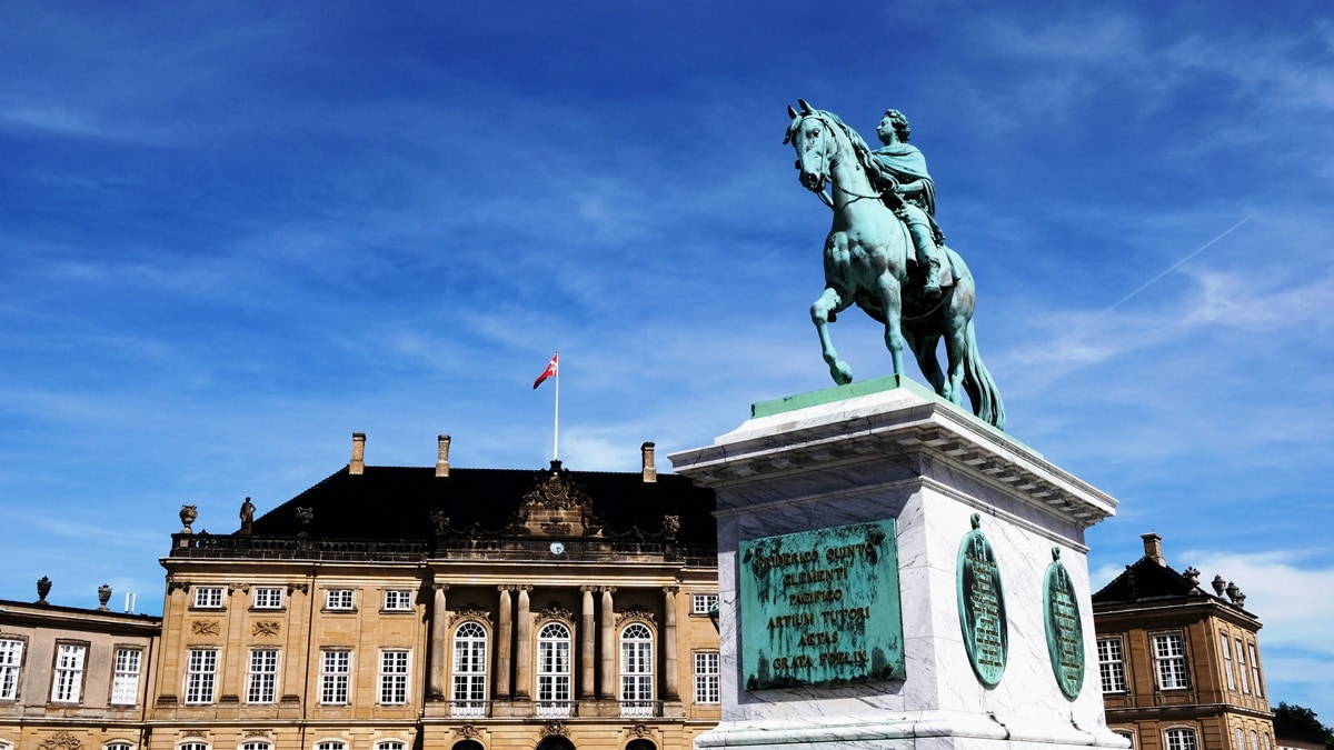 Statut Frederick V devant le palais de Amelienborg