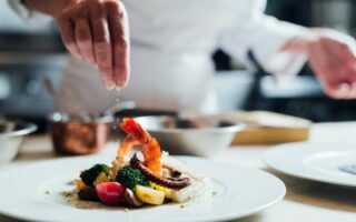 chef au travail MTL à Table © Alison Slattery - Two Food Photographers - Tourisme Montréal