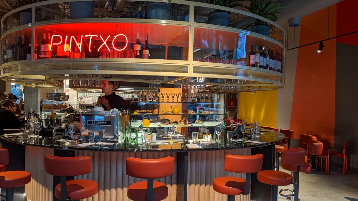 Le bar basque, espagnol Pintxo dans son nouveau loacal