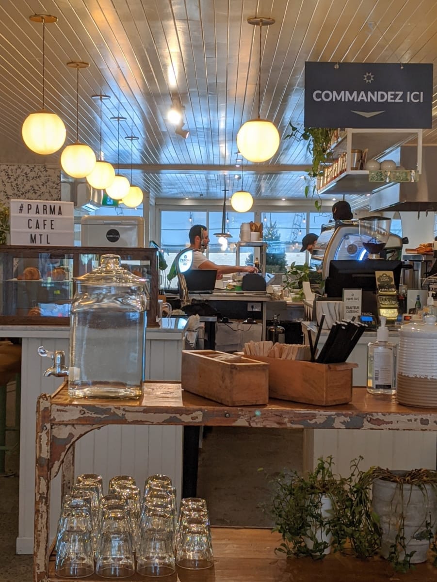L'intérieur lumieux du Parma Café Jean-Talon