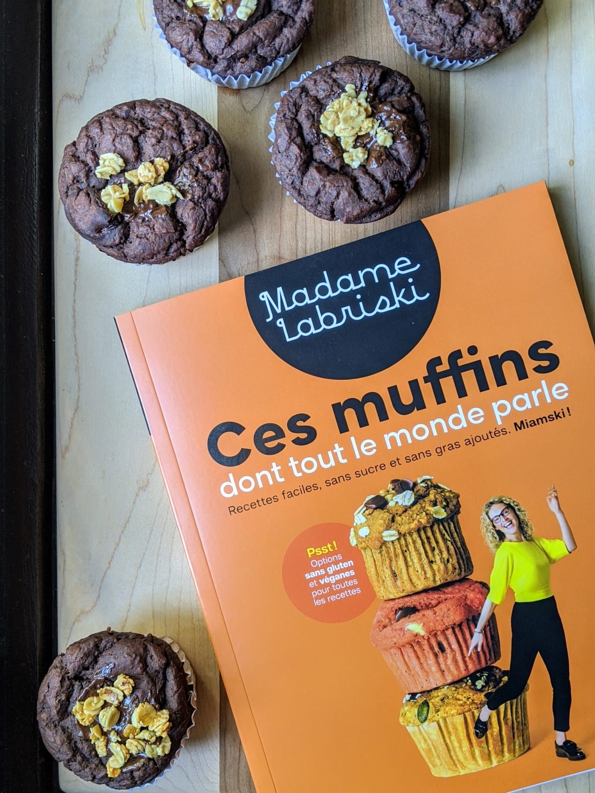 Muffins près du livre de Madame Labriski
