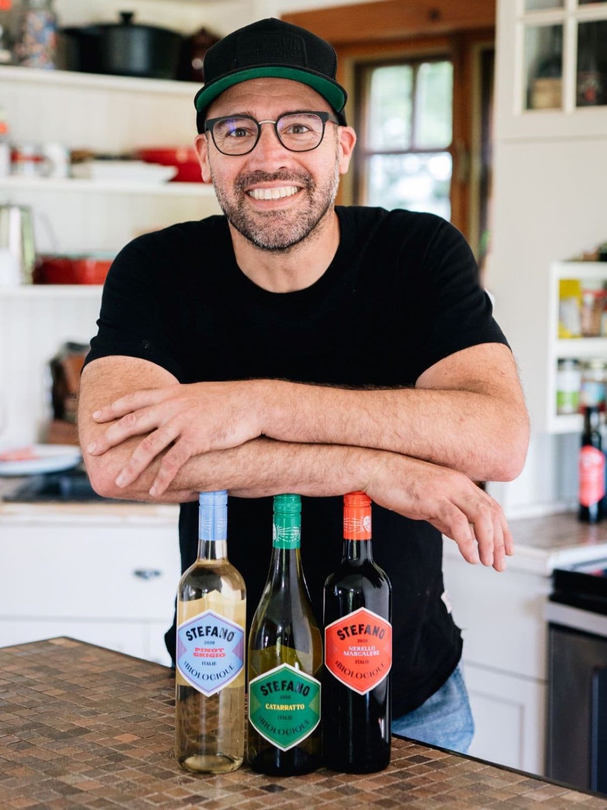 Stefano Faita dans sa cuisine avec ses vins biologiques Crédit Patricia Brochu