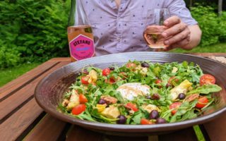 Le vin rosé biologique de stefano Faita devant la burrata servie en salade repas
