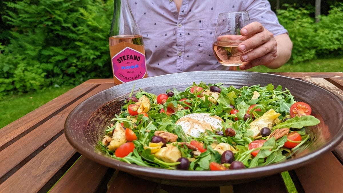 Le vin rosé biologique de stefano Faita devant la burrata servie en salade repas