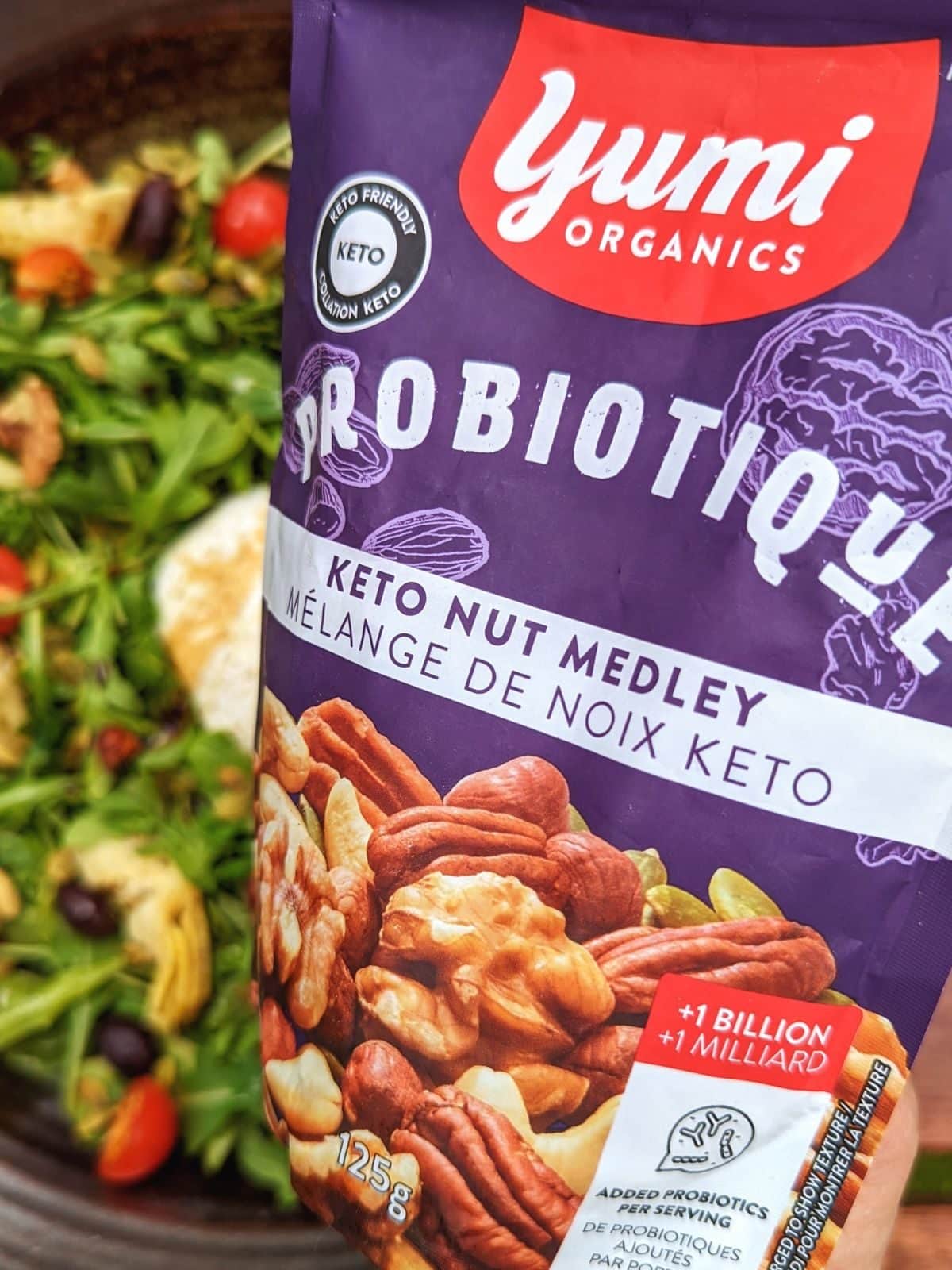 Noix probiotiques Yumi organics et une salade