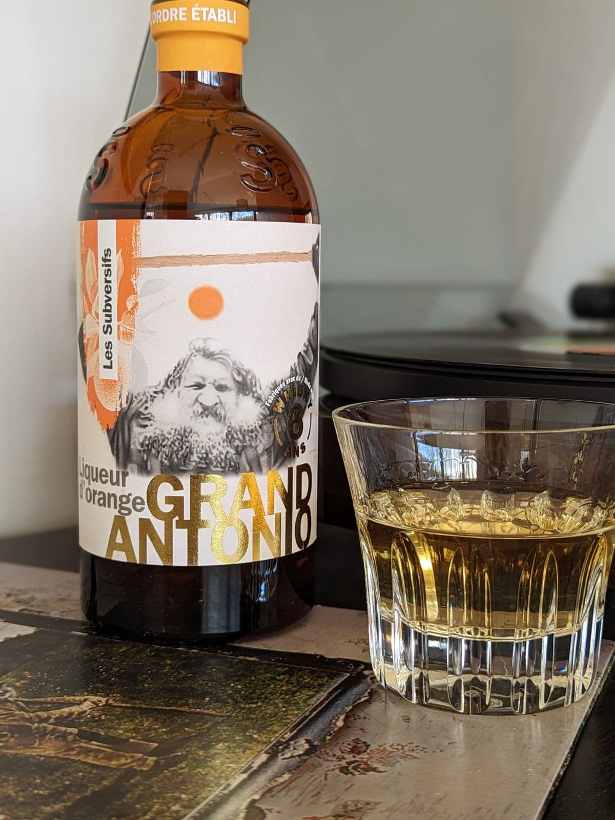 Liqueur de whisky à l’orange Grand Antonio devant une table tournante