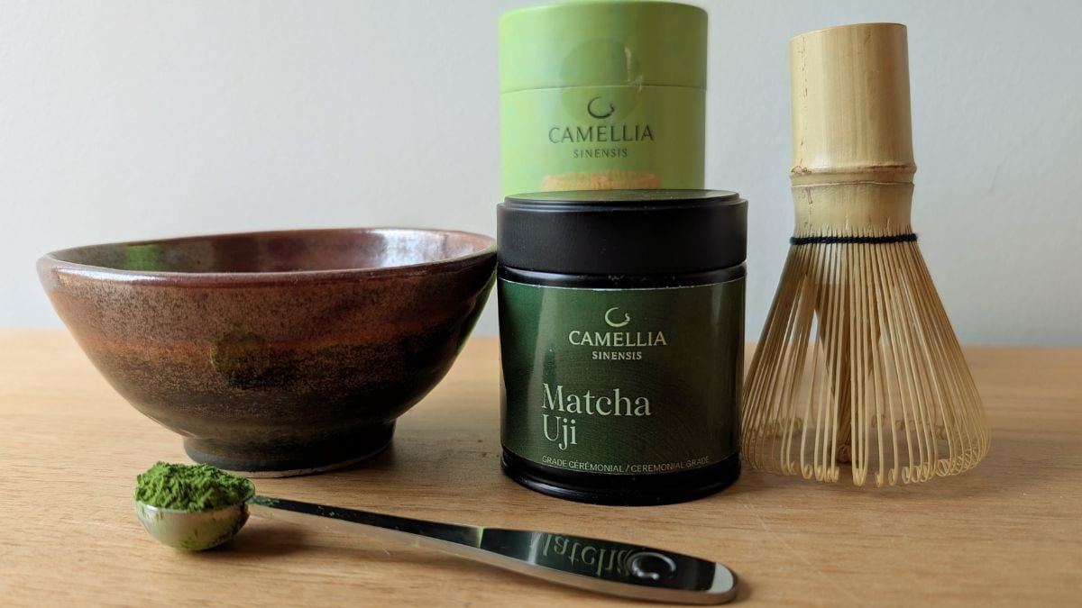 Un bol de matcha, a fouet chasen et une cuillère