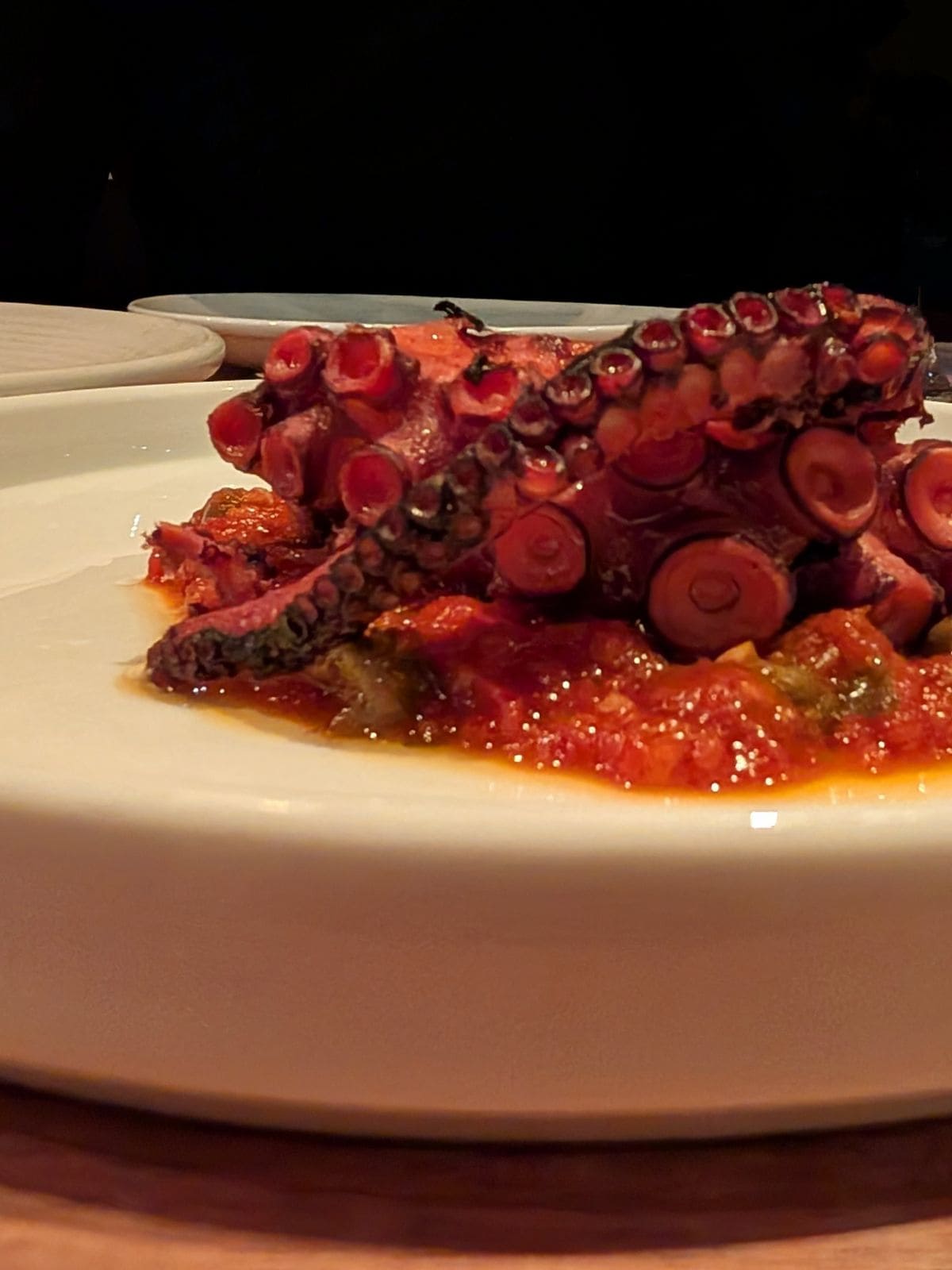 Une suberbe pieuvre servi sur une sauce traditionnelle Putanesca