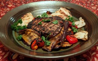 T bone porc aubergines poivrons grillés