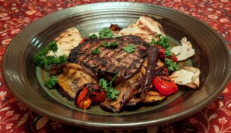 T bone porc aubergines poivrons grillés