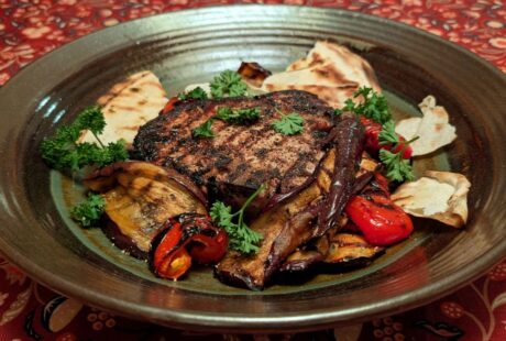 T bone porc aubergines poivrons grillés