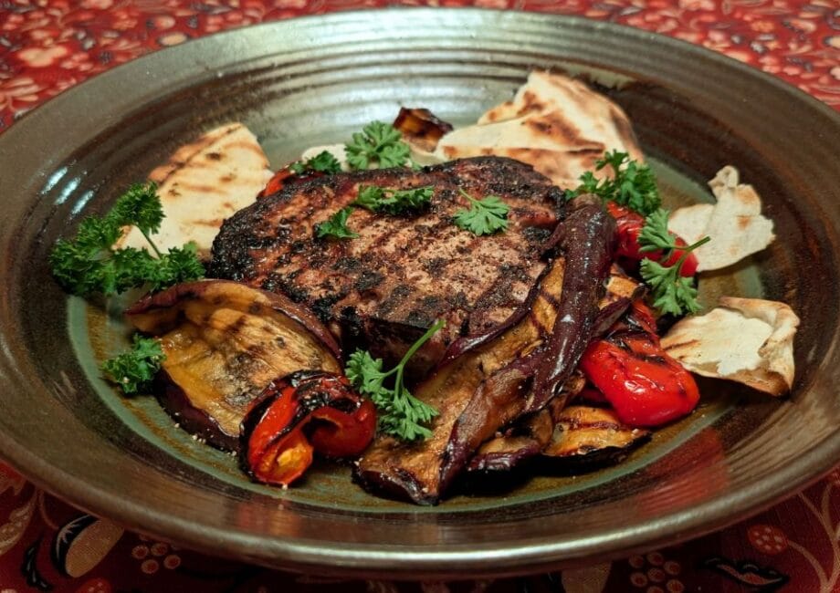 T bone porc aubergines poivrons grillés