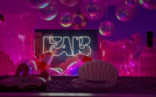 FAB Fabuleuse exposition Centre Eaton MTL Vue sur la piscine rose