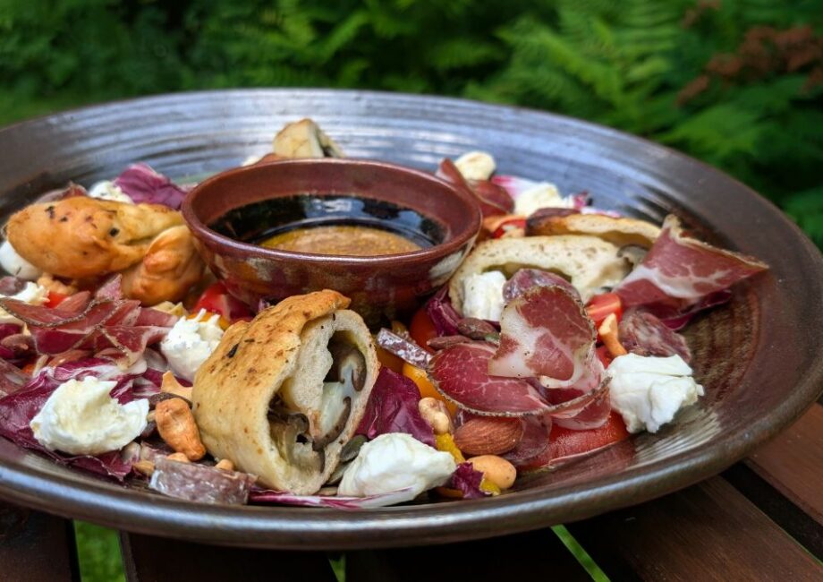 Salade antipasto et charcuteries porc de Villoise