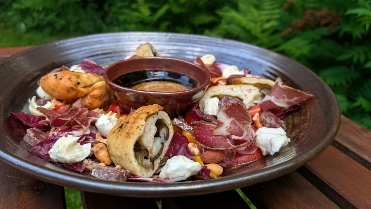 Salade antipasto et charcuteries porc de Villoise