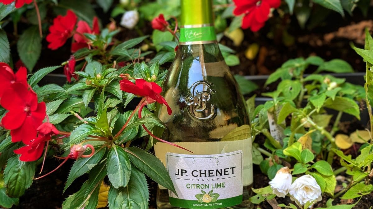 Une bouteille JP Chenet Fizzy dans un décor estival