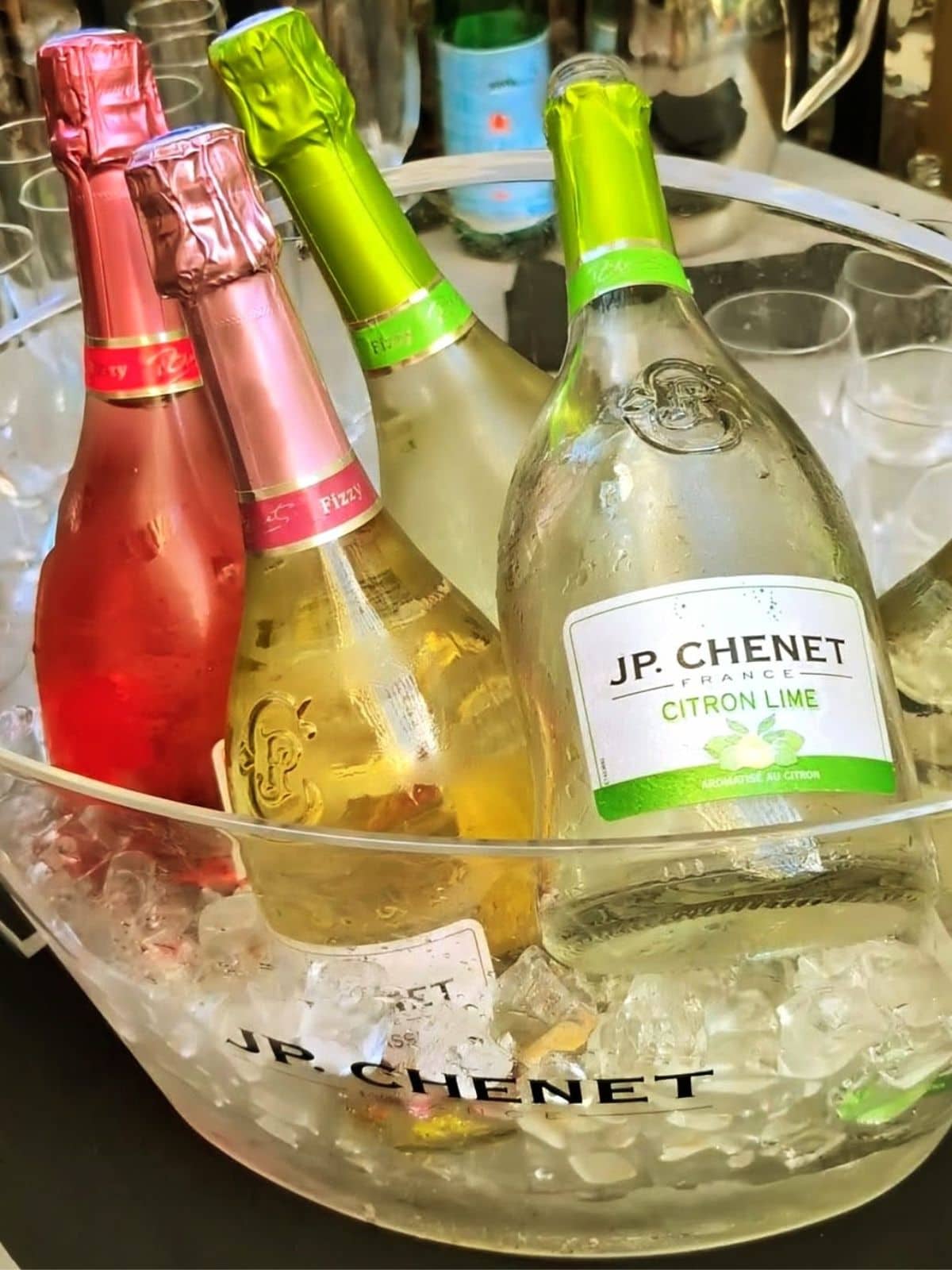 JP. chenet fizzy dans un sceau rempli de glace