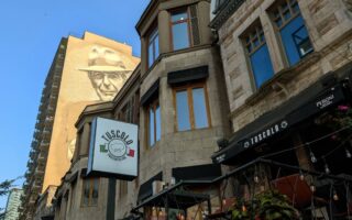 Tusculo rue Crescent situé près de la fresque de Leonard Cohen. Vue de l'extérieur du restaurant italien de Montréal