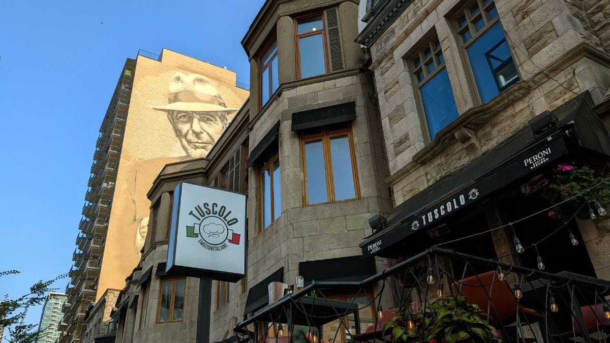 Tusculo rue Crescent situé près de la fresque de Leonard Cohen. Vue de l'extérieur du restaurant italien de Montréal