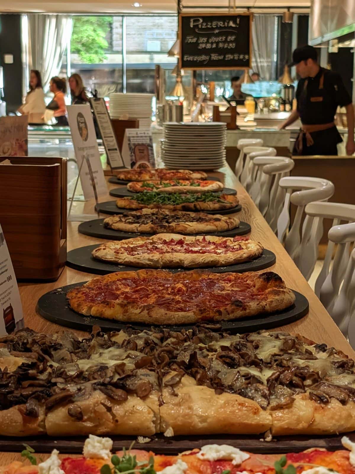 Abondance de pizza sur une table lors lancement Pizza Fest Montréal
