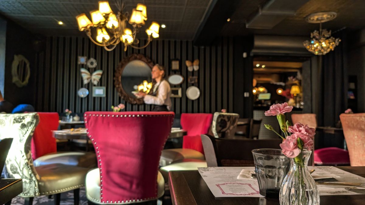 Régine café et une serveuse