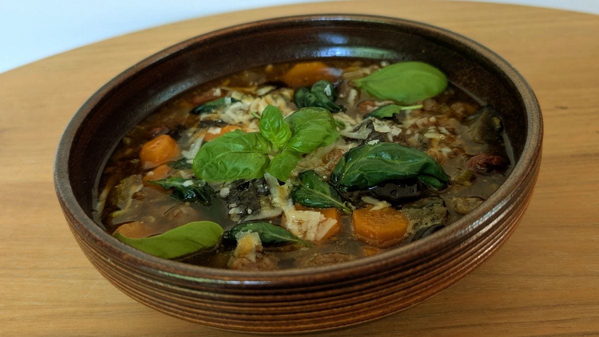 Soupe toscane italienne dans un bol