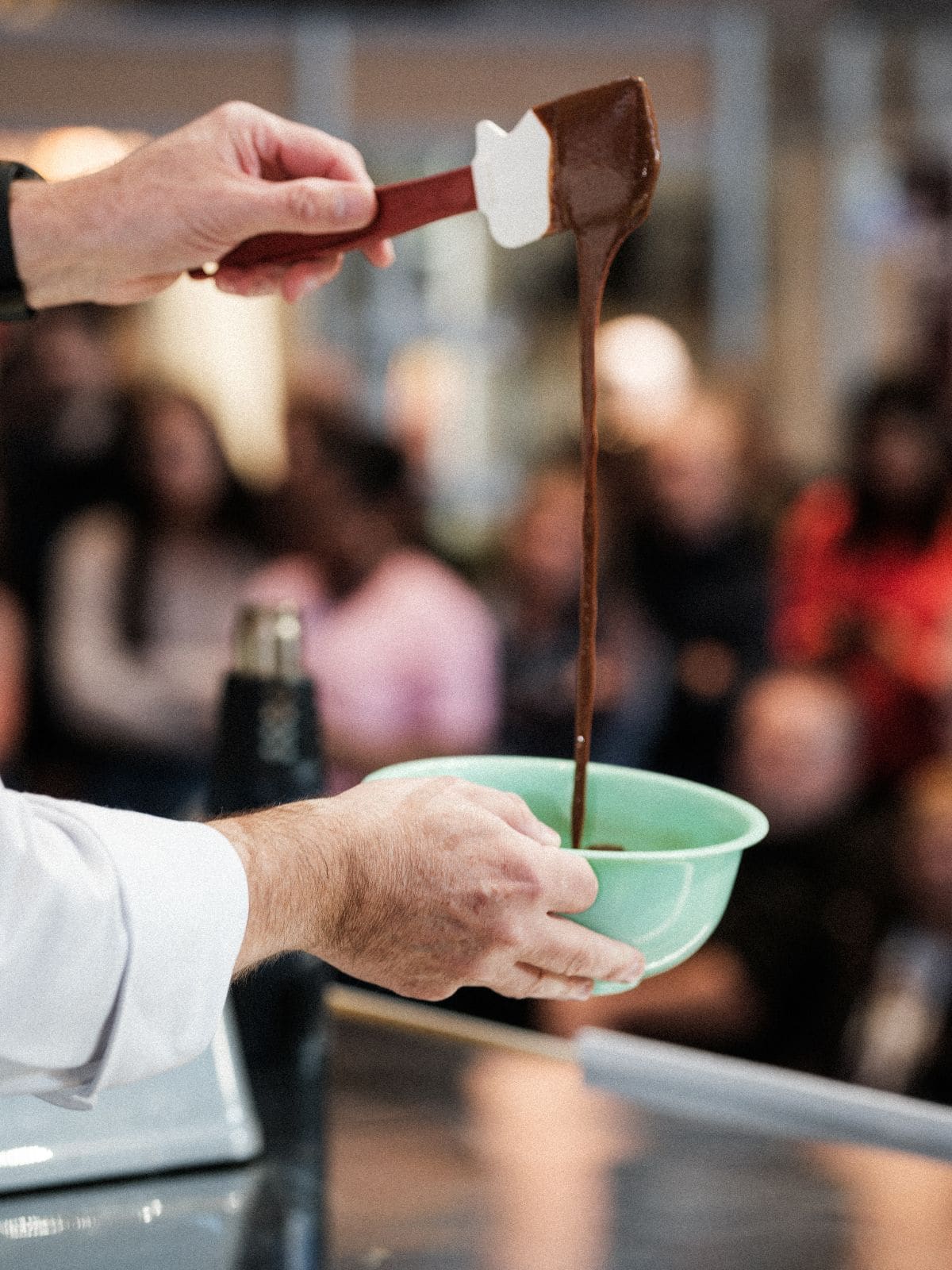 Du chocolat versé dans un bol