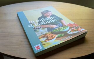 La cuisine Isabelle Deschamps un livre sur une table